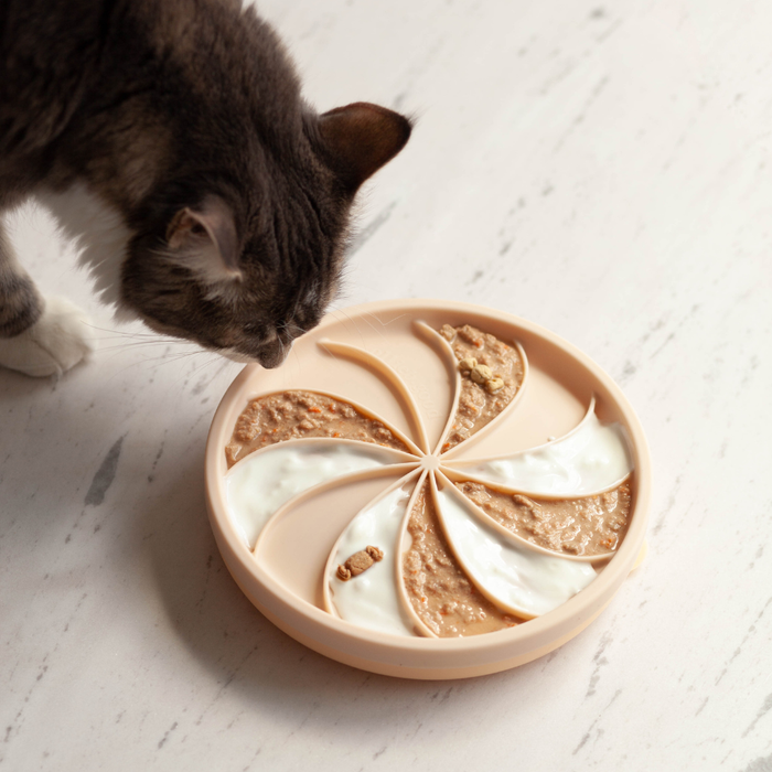 wheelies lick mat & lid | oatmeal